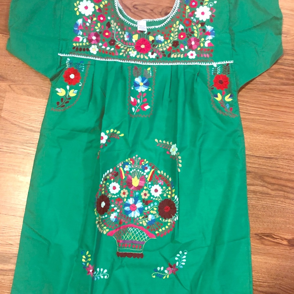 Kelly green embroidered fiesta dress. Size large